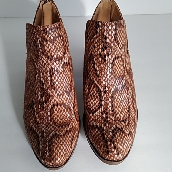 Snake Skin Booties size 6M Andrew Geller - Picture 2 of 7